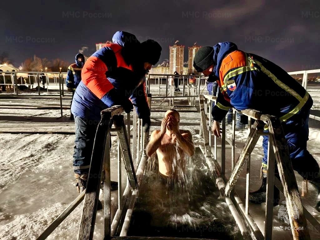 Тысячи саратовцев окунулись в прорубь в крещенскую ночь